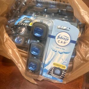 Febreze Car Vent Clip Air Freshener Linen & Sky Blue